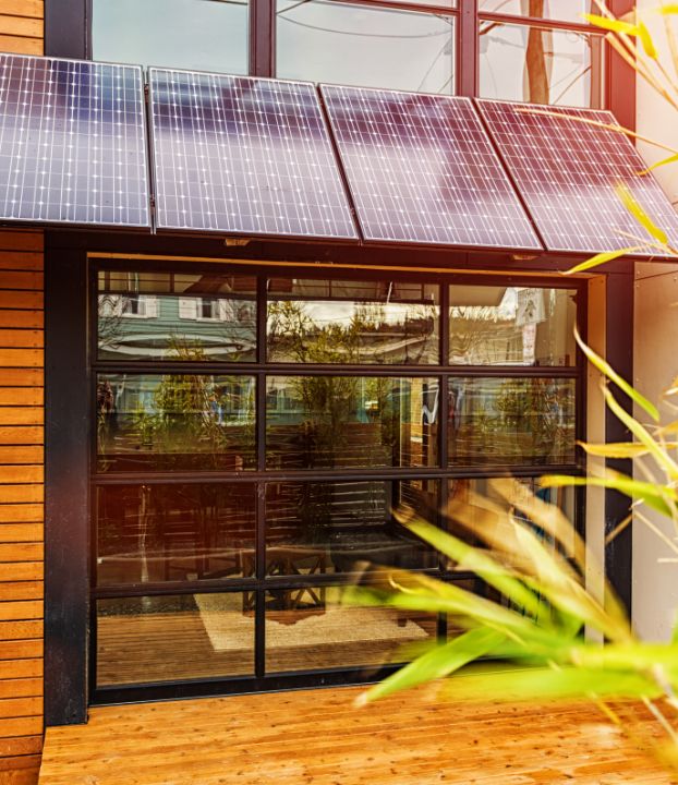 Bâtiment performant avec panneaux photovoltaïques par Cleantech Vallée